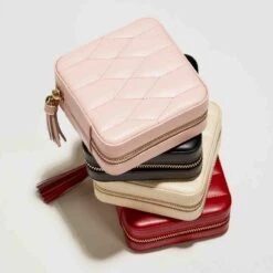 Boîte à Bijoux De Voyage Wolf 1834 - Caroline - Rouge - 329972 11 Boîte à Bijoux De Voyage Wolf 1834 - Caroline - Rouge - 329972 -Accessoires De Mode ori boite a bijoux de voyage wolf 1834 caroline rouge 329972 41014 58166