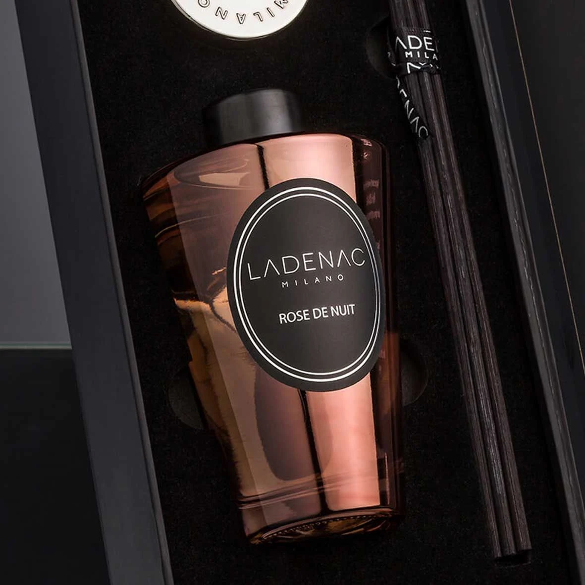 Diffuseur De Parfum Battonet Ladenac - Coffret Urban Senses - Boisée Chic - 180 Ml Ladenac - 02000300031 6 Diffuseur De Parfum Battonet Ladenac - Coffret Urban Senses - Boisée Chic - 180 Ml Ladenac - 02000300031 – Image 4