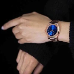 Montre D1 Milano Petite GEO Ultra Thin 34 - Femme Quartz- Cadran Bleu- 34 Mm - Acier Et PVD Rose - UTBL12 -Accessoires De Mode ori montre d1 milano petite geo ultra thin 34 femme quartz cadran bleu 34 mm acier et pvd rose utbl12 41353 59666